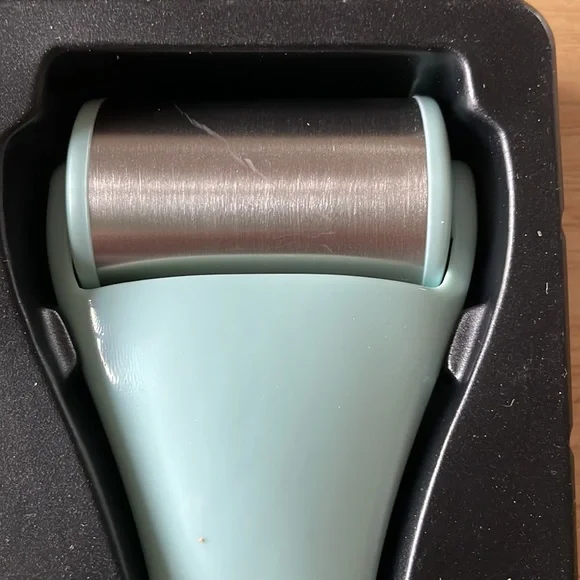 🌻3 for $25 Chloe Emerald Professional Ice Roller, new - Picture 2 of 3